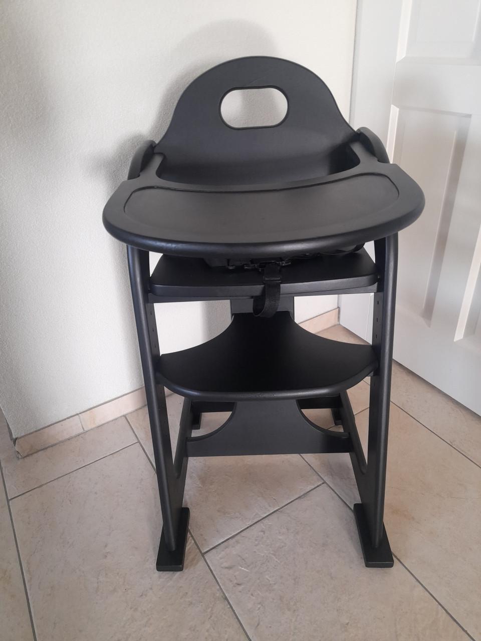 Mooie zwarte kinderstoel met gordel (in goede nette staat )