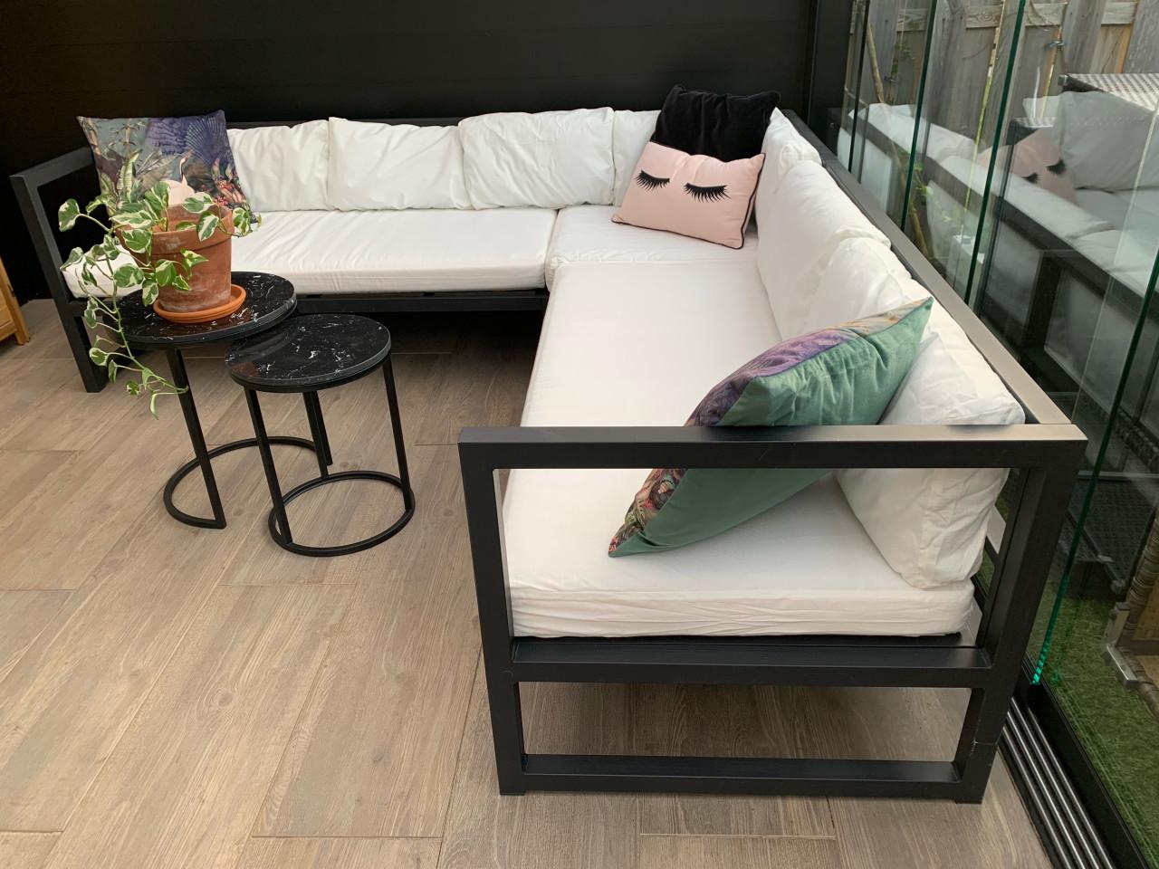 Alminium zwart loungeset, met kussens en tafeltjes.