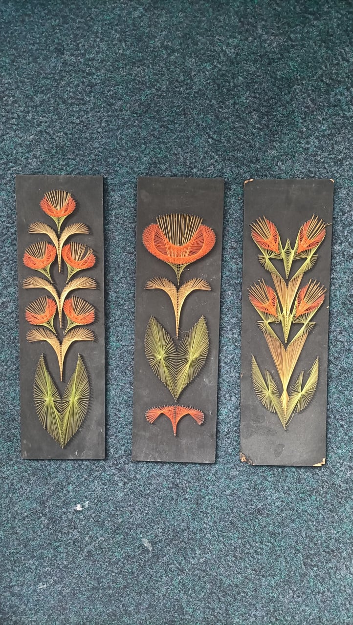 Vintage wanddecoratie (draadschilderij). Drieluik van draad rond spijkers