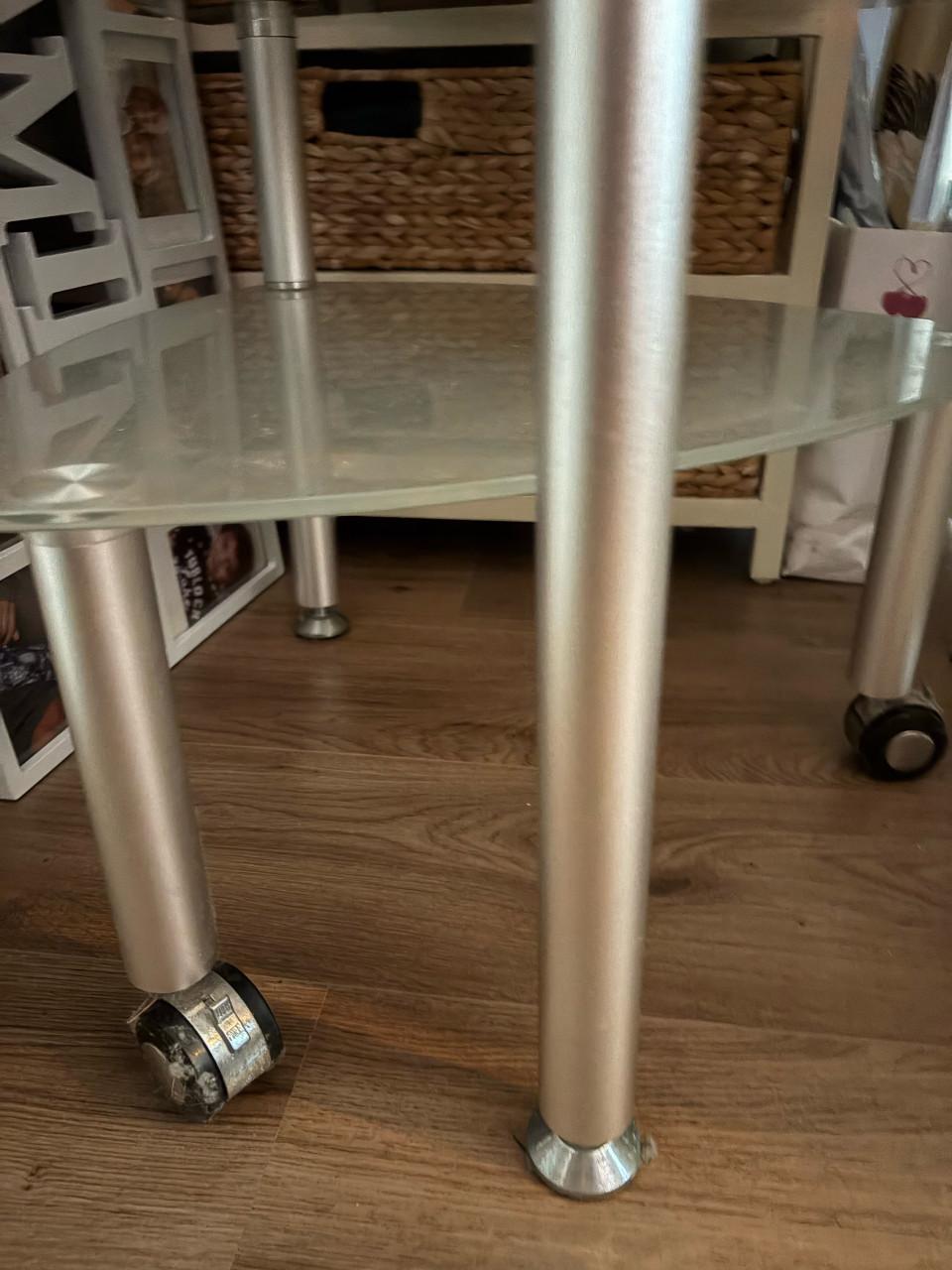 Verrijdbare salon/bijzettafel/nachtkastje van glas en RVS