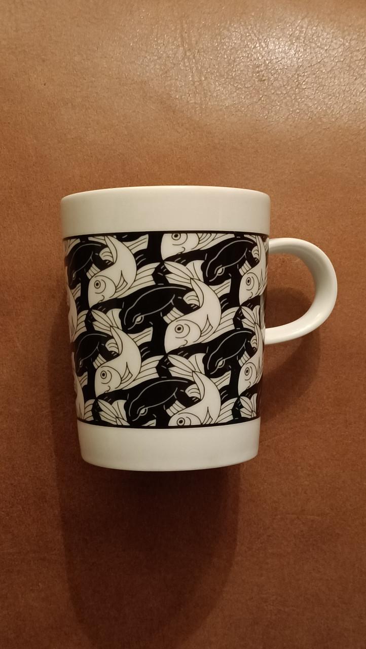 Mok van M.C. Escher. Vissen. Tessellation coffee mug. M.C Escher op het oor