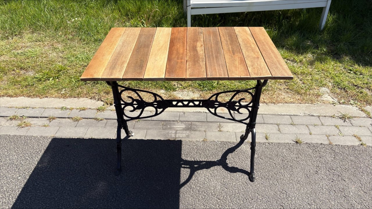 Tuintafel met gietijzeren onderstel