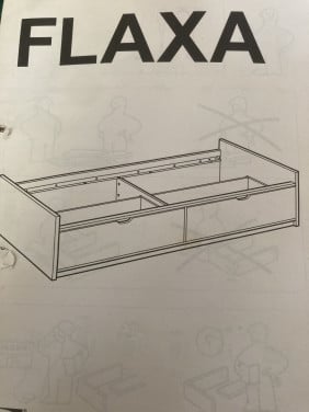 IKEA Flaxa eenpersoonskamer met zwarte laden