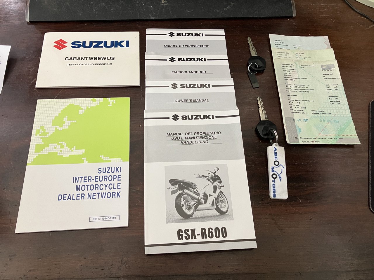 Suzuki GSX-R600 2001 in absoluut unieke staat schadevrij nieuwe banden etc.