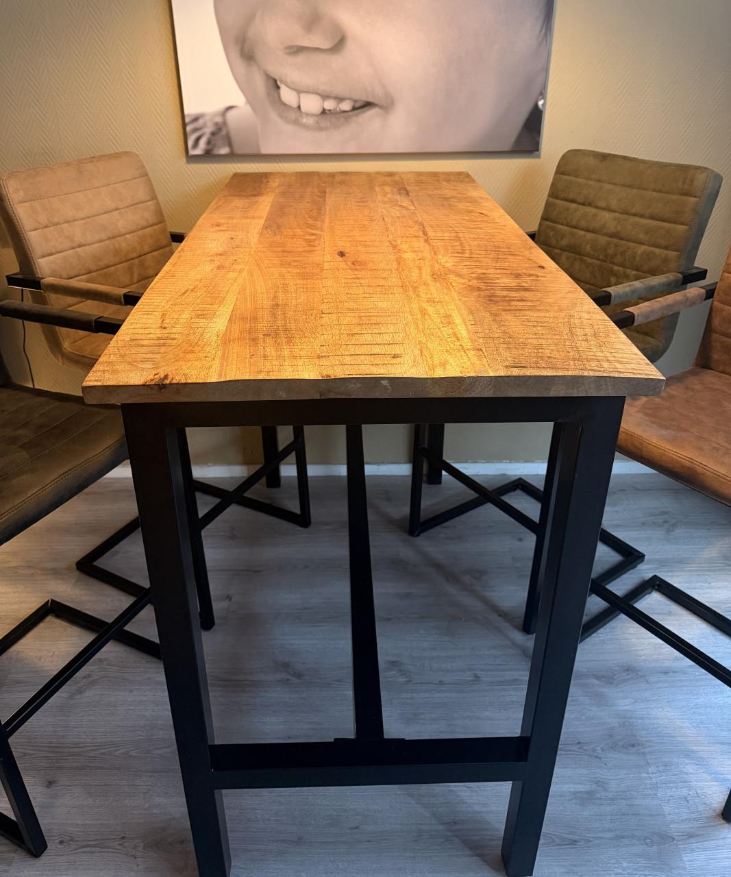 Bartafel en bar stoelen