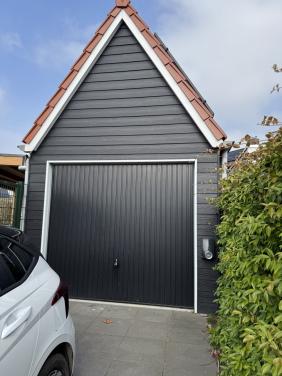 Hörmann stalen garagedeur N80 902 in zwarte uitvoering.