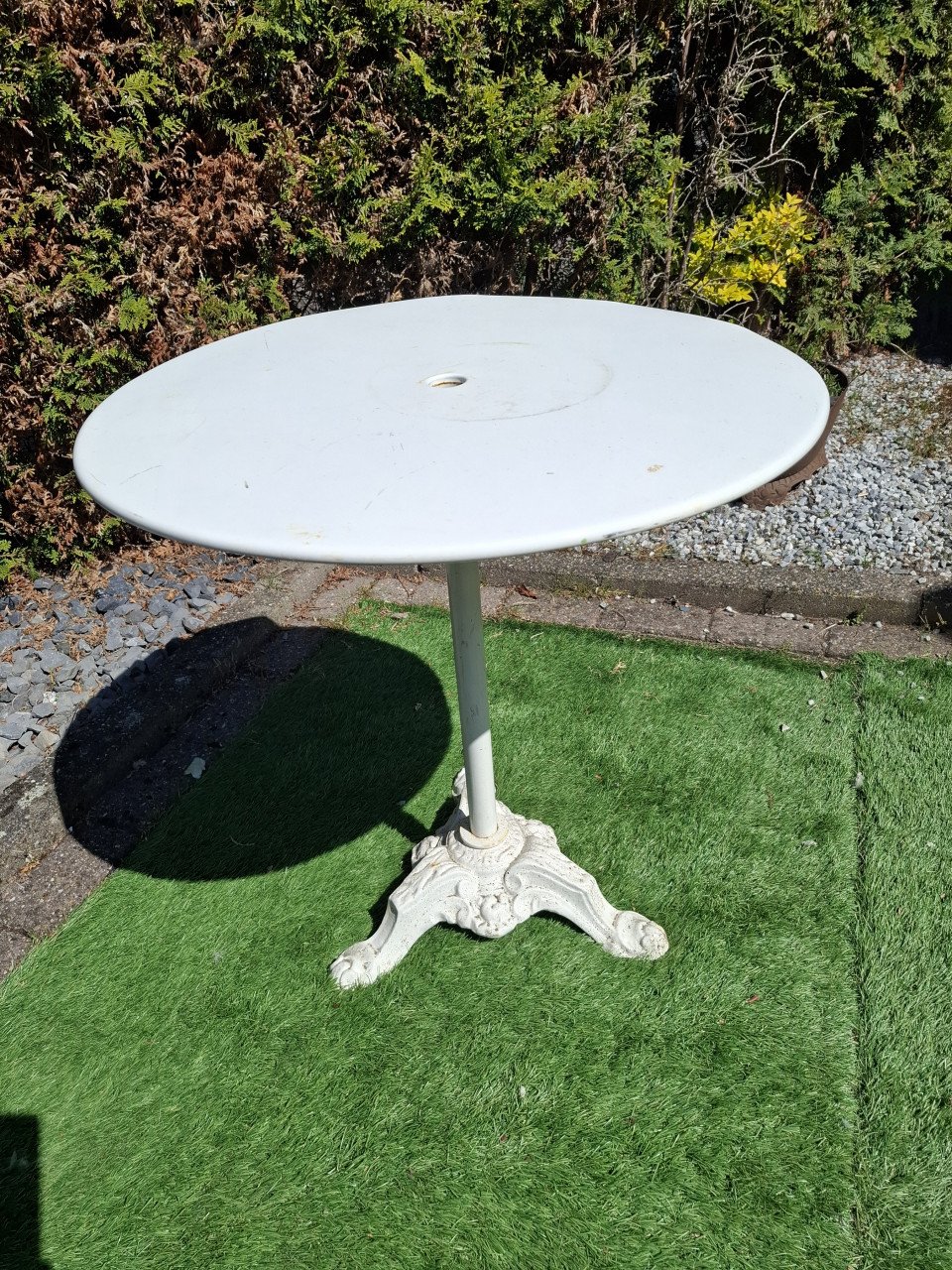 Gietijzeren tafel met metalen blad