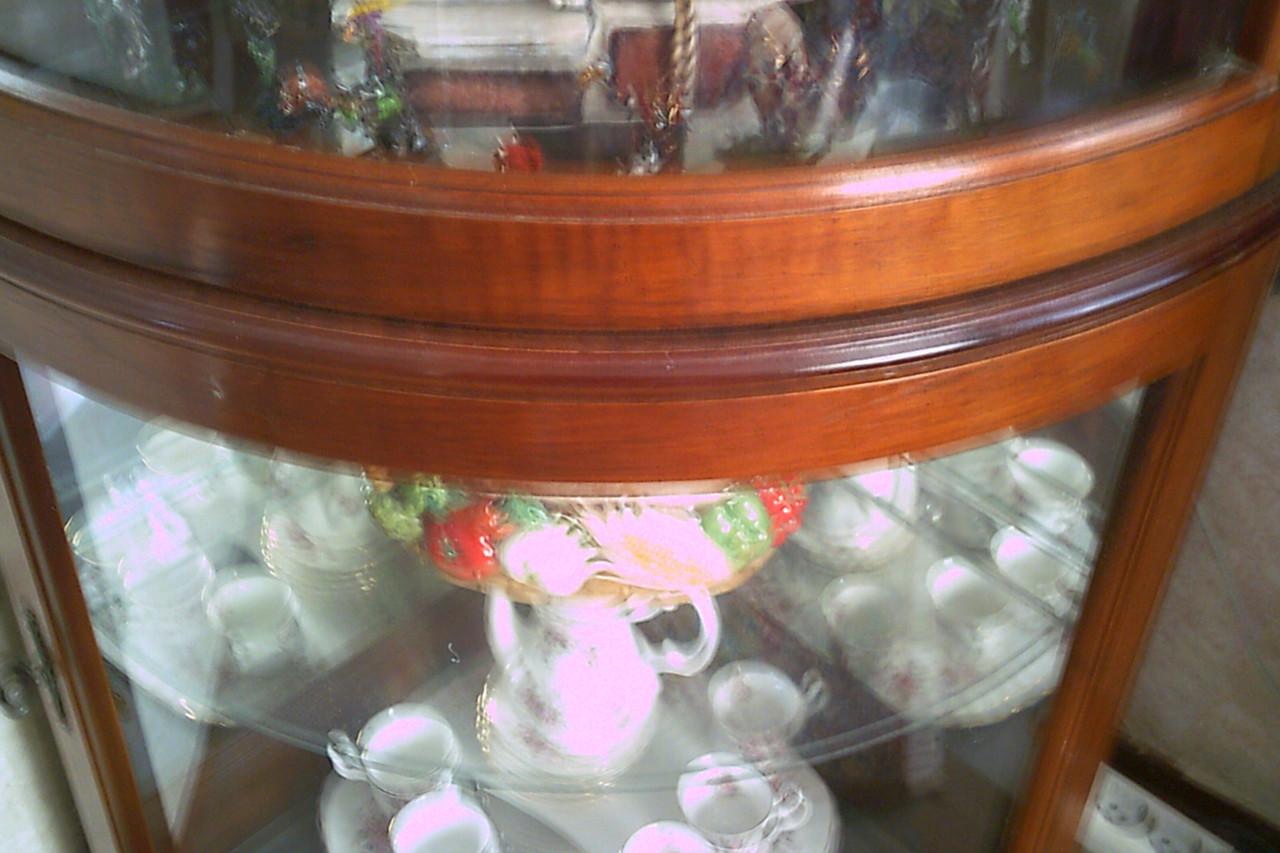 HOEKvitrine in ronde vorm met wandspiegels EN verlichting.