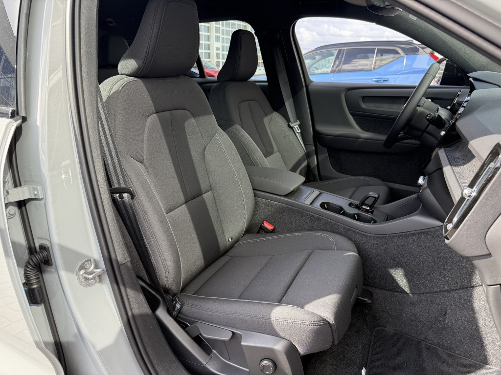 Volvo Ex40 extended range plus dark