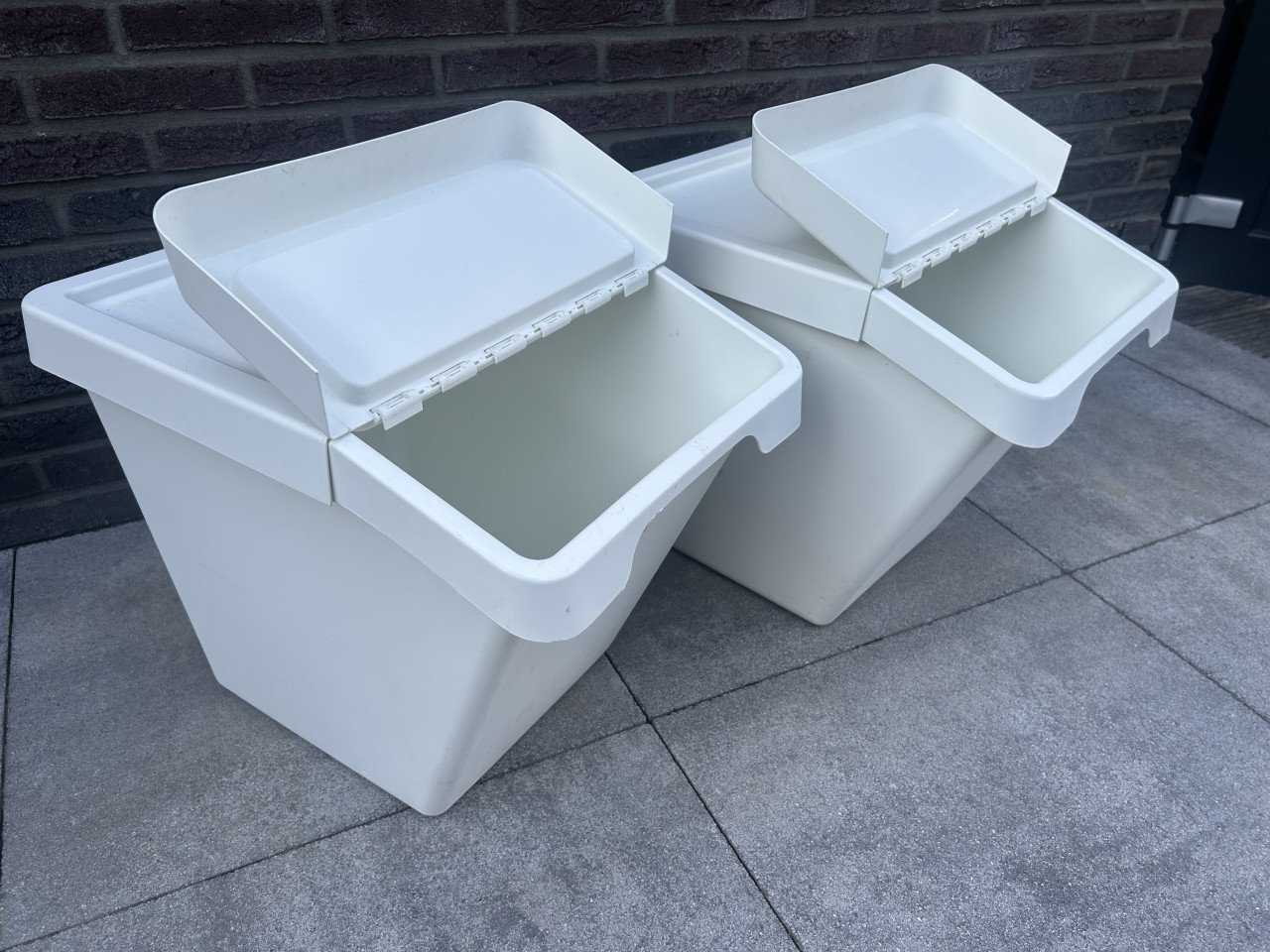 2 witte opbergbakken