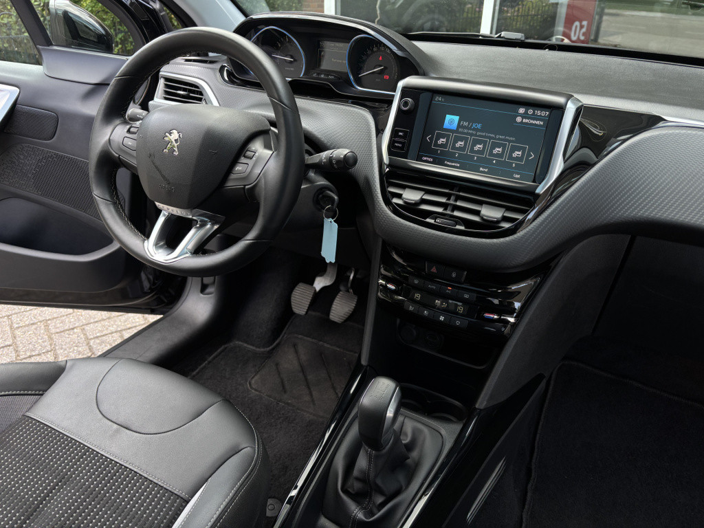 Peugeot 2008 allure 1.2-111pk/panoramadak