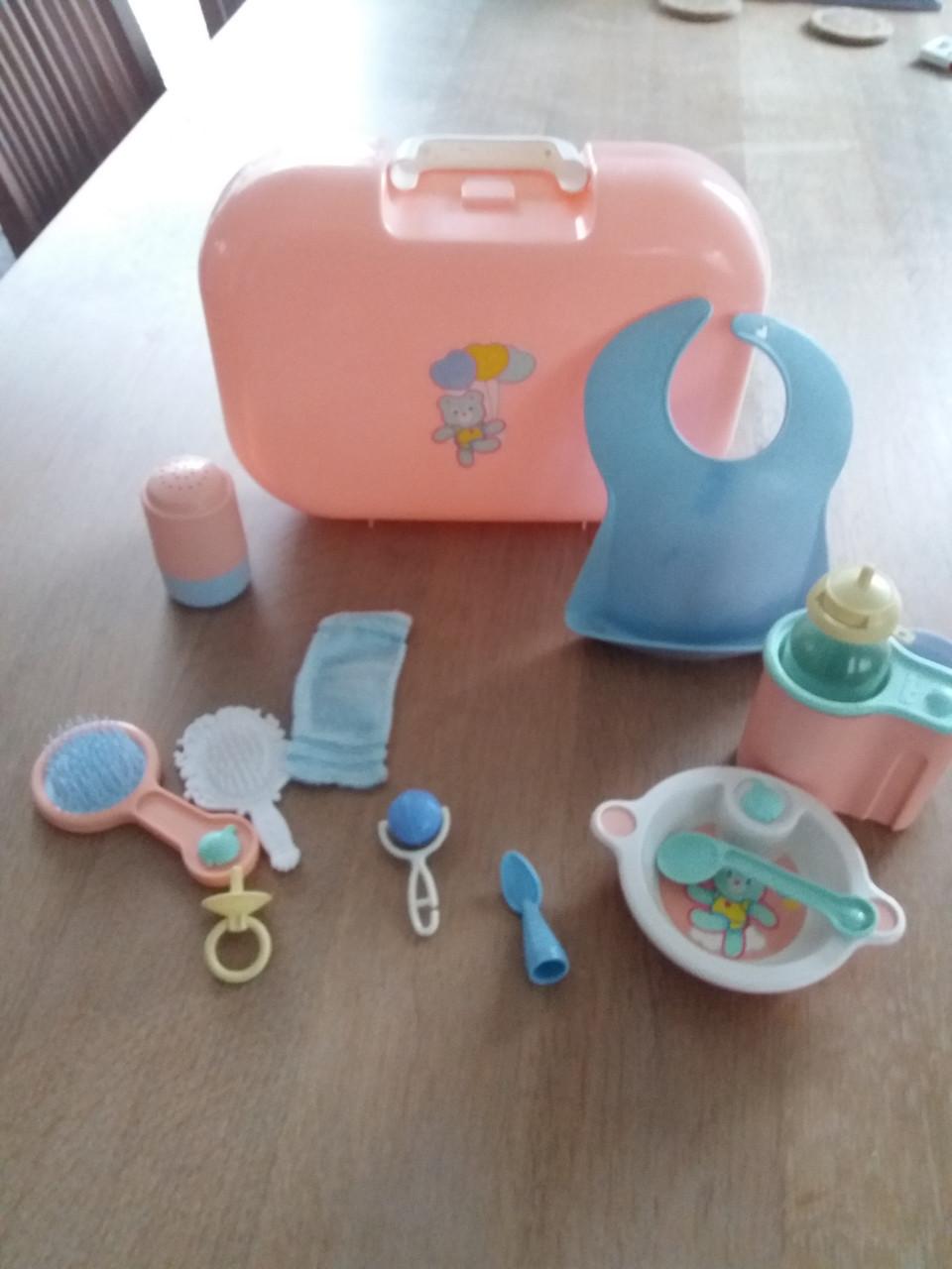 Te koop: Koffertje met poppenspulletjes