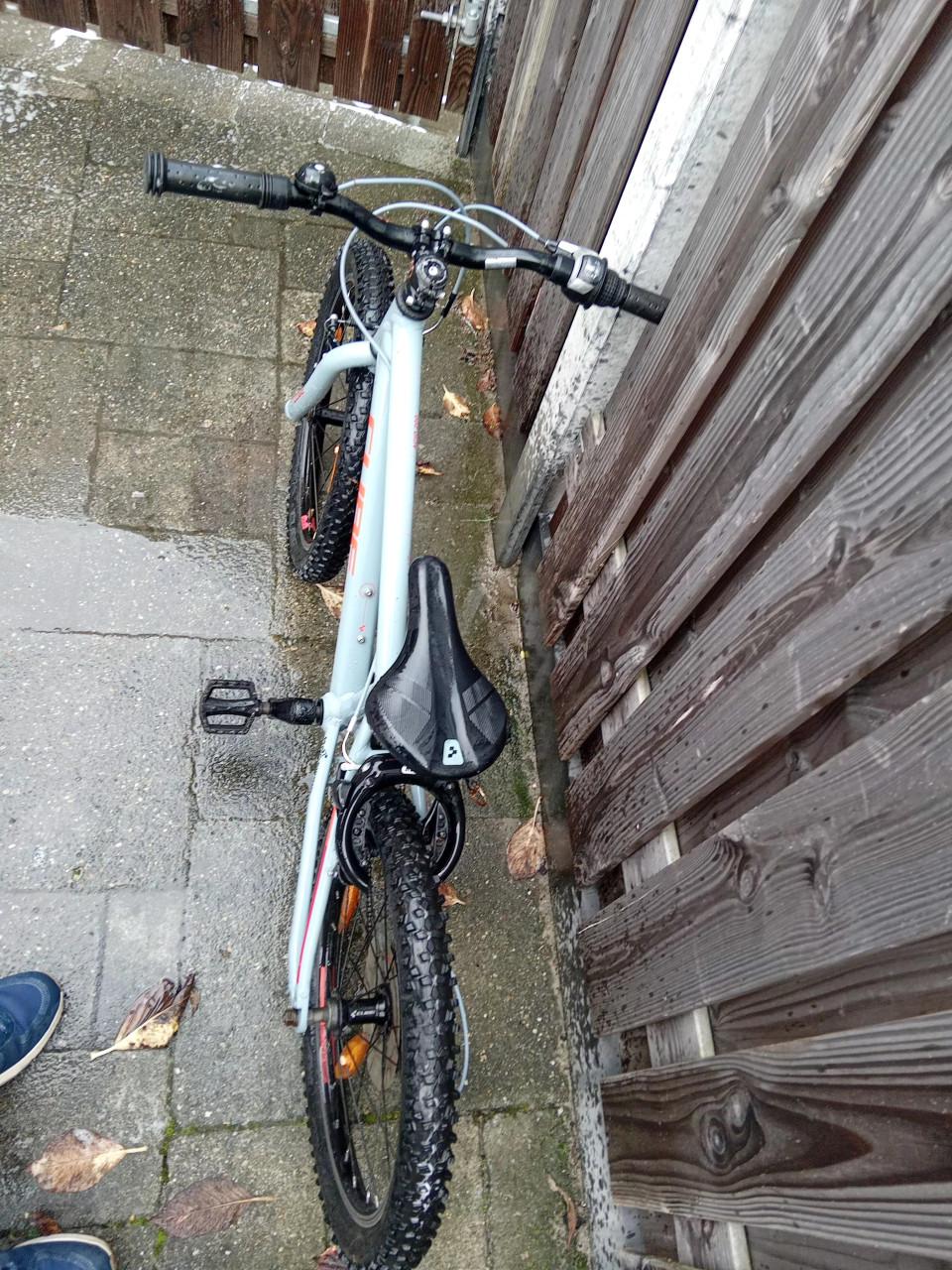 Cube 20 inch Grey/red kinder