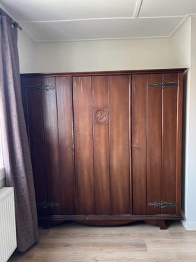 Houten kledingkast