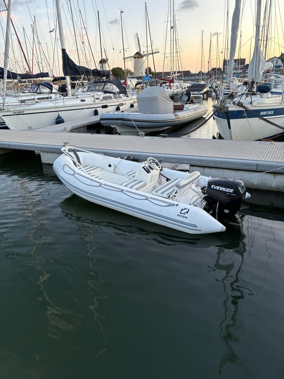 Zodiac yachtline 420(2024 tube) met 40 pk evinrude e-tec + riba trailer2020