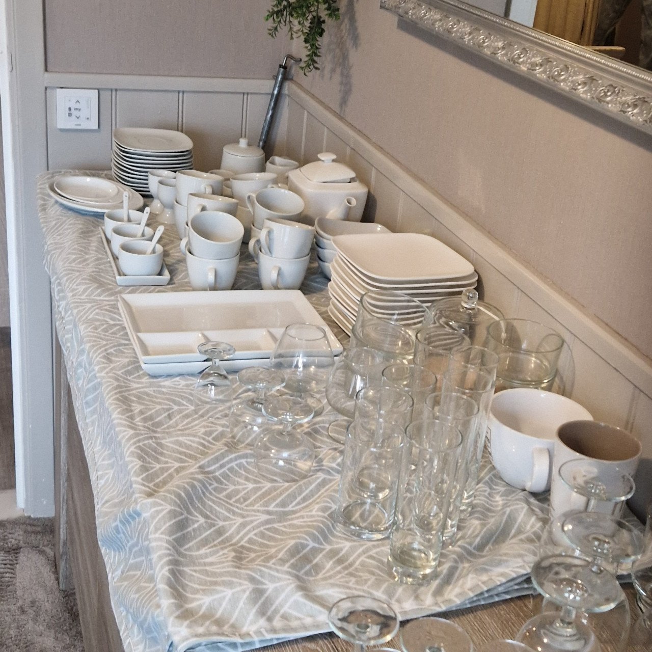 Wegens andere kleur witte borden schalen bekers compleet met glas werk
