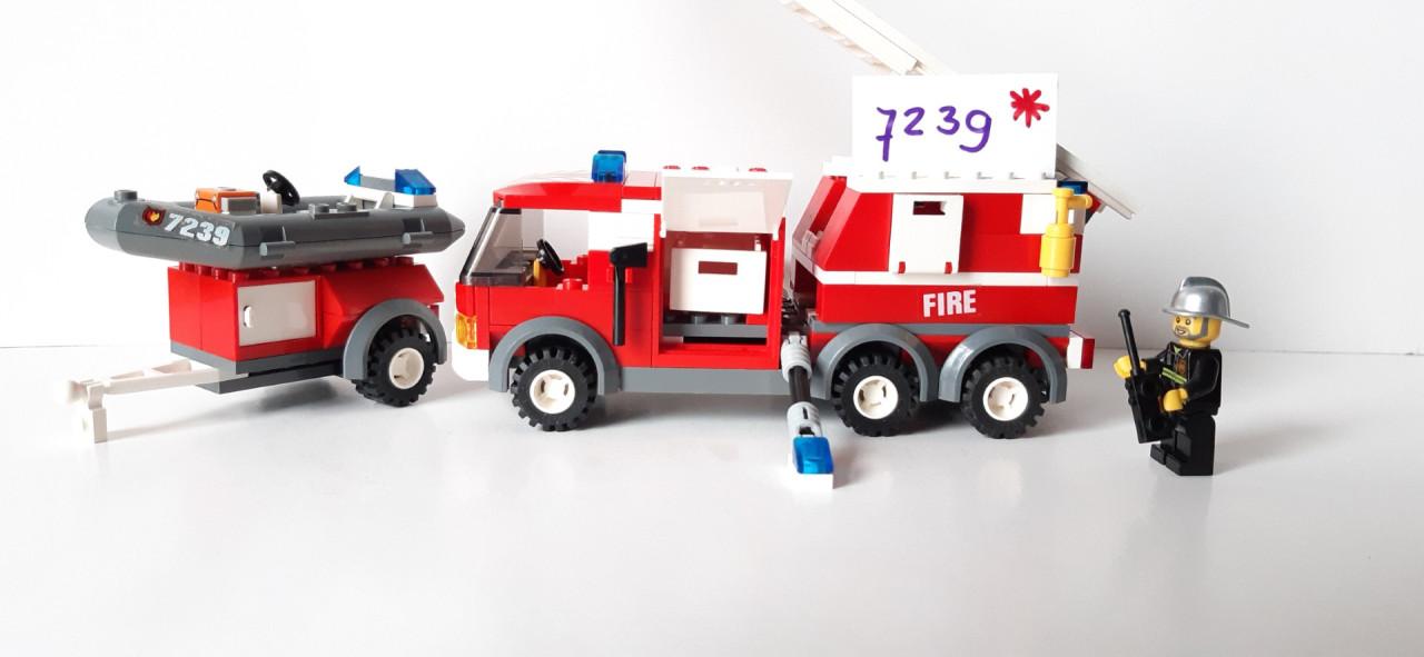 Lego 7239 brandweer ladderwagen met aanhanger en bootje.