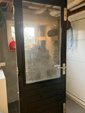 Hardhouten achterdeur met drie sloten