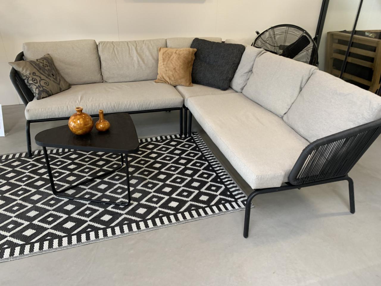 Loungset met kussens en tafel