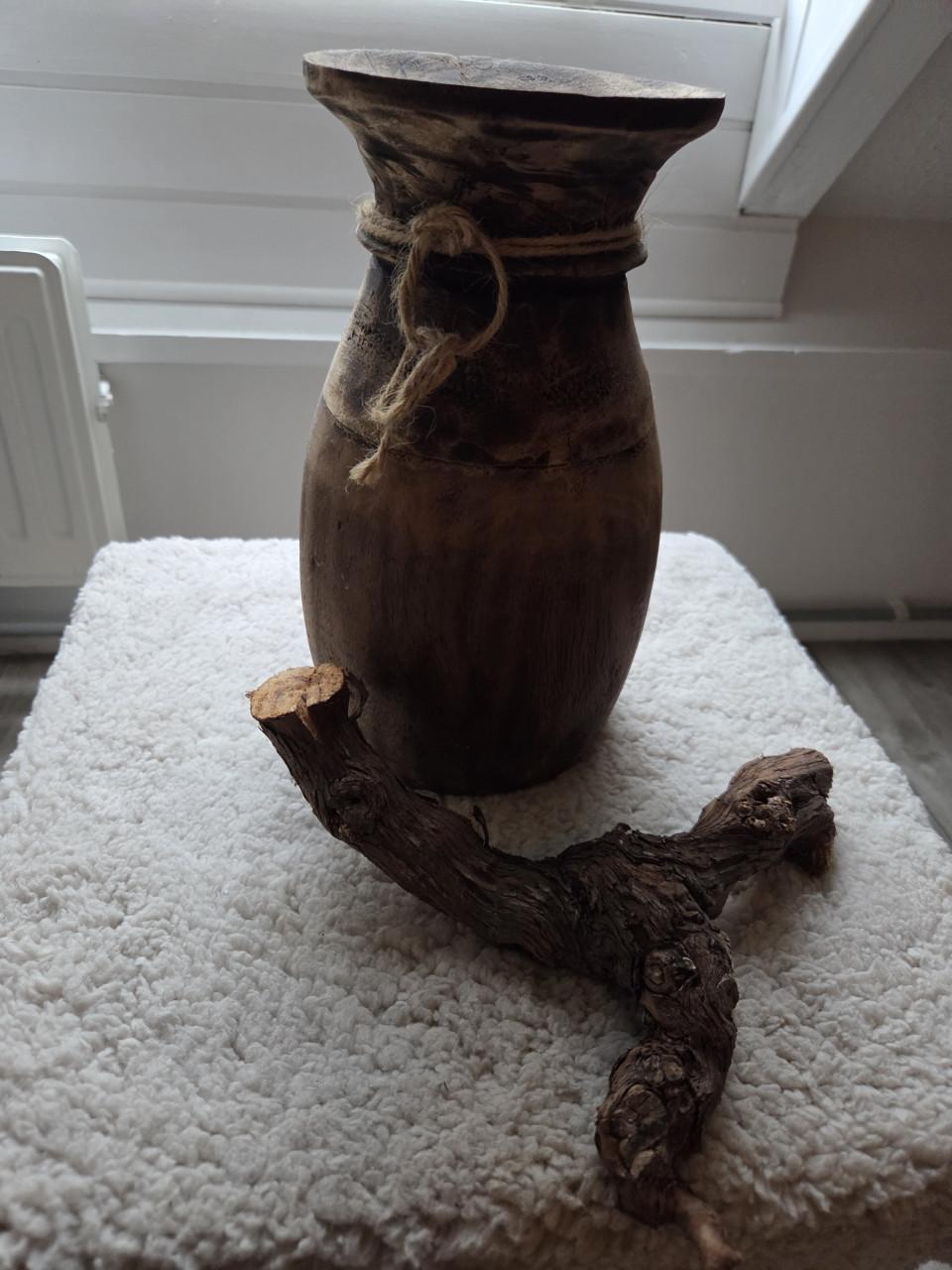 3 houten potten en gietijzeren sleutels