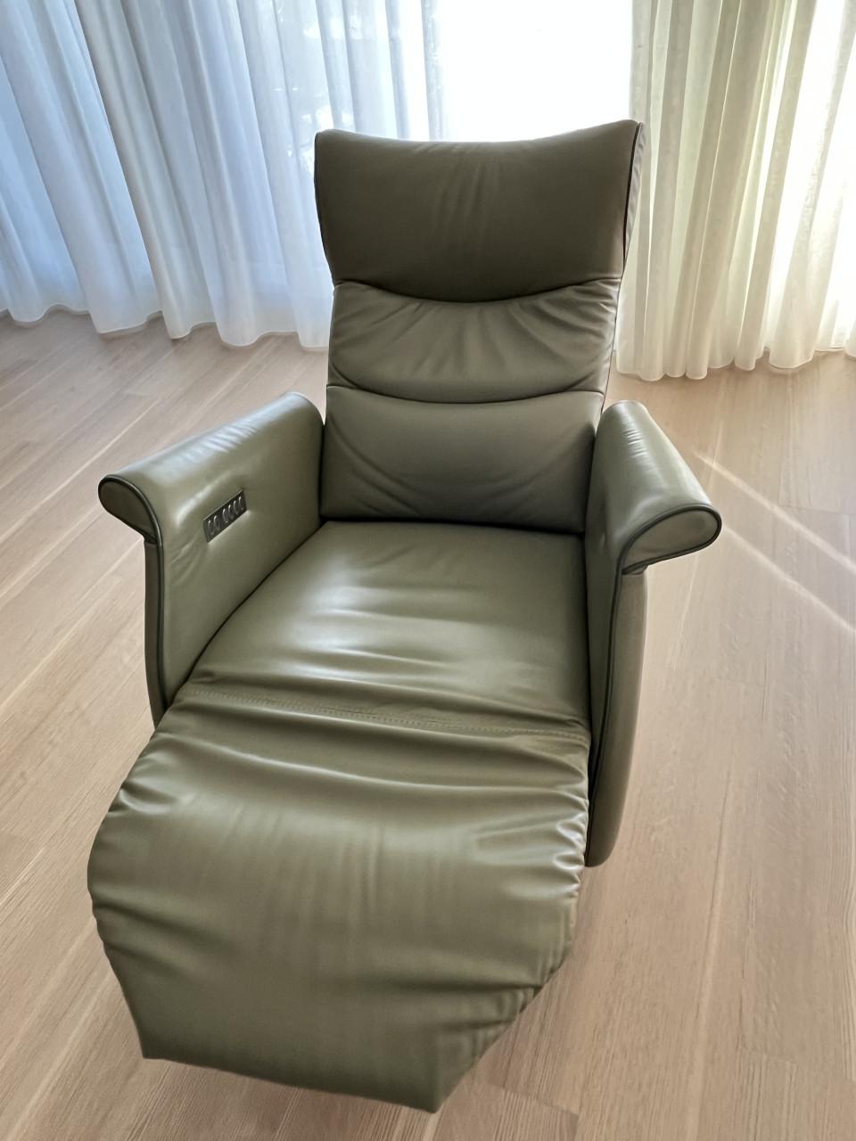 Te koop: twee leren Prominent Relax en Sta-op stoelen Wilson