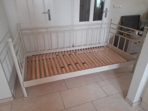 Stevig Metalen 1 persoons bed 90 x 200 (in goede nette staat )