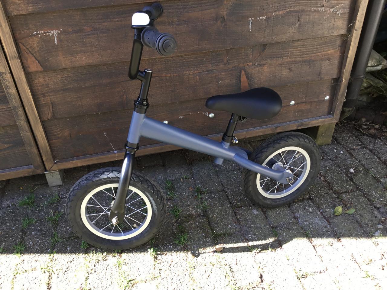 Loopfietsje Loekie 16 inch. Blauw/Zilver/Zwart. Geheel nw gemaakt.