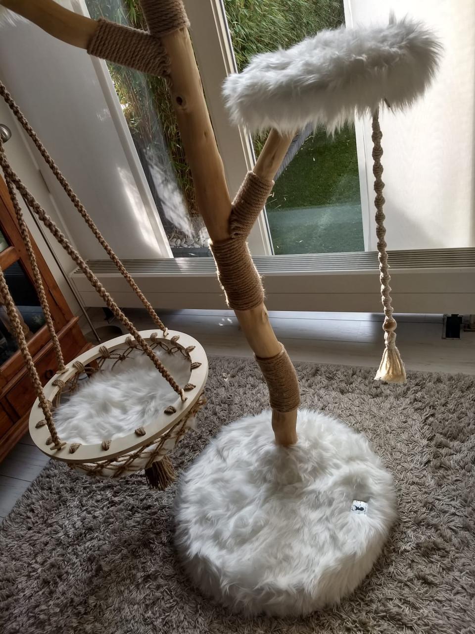 Klimboom (krabpaal) met natuurlijke houten stammen