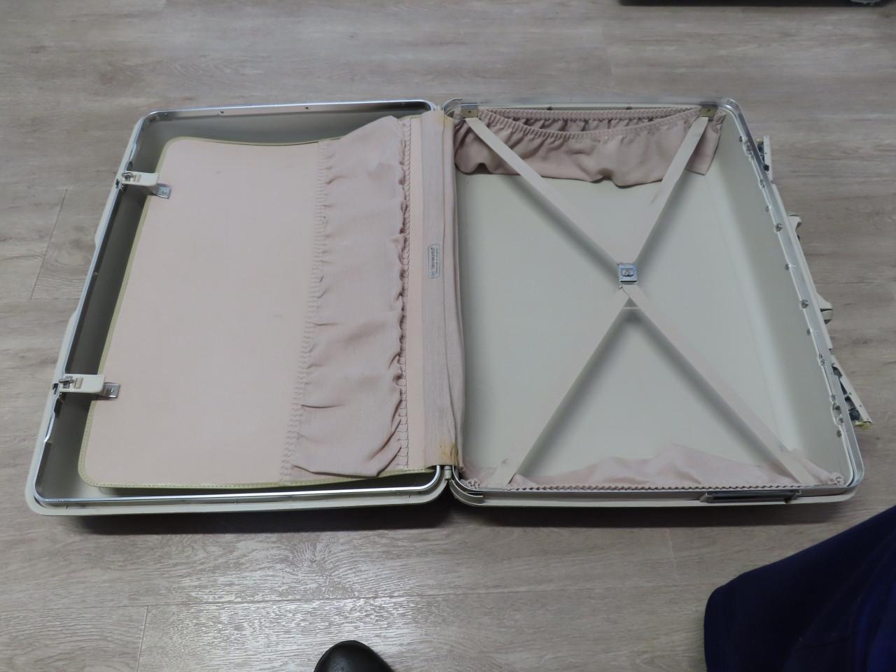 Samsonite koffer €.10,00 Kleur: Wit Lang 68 cm.