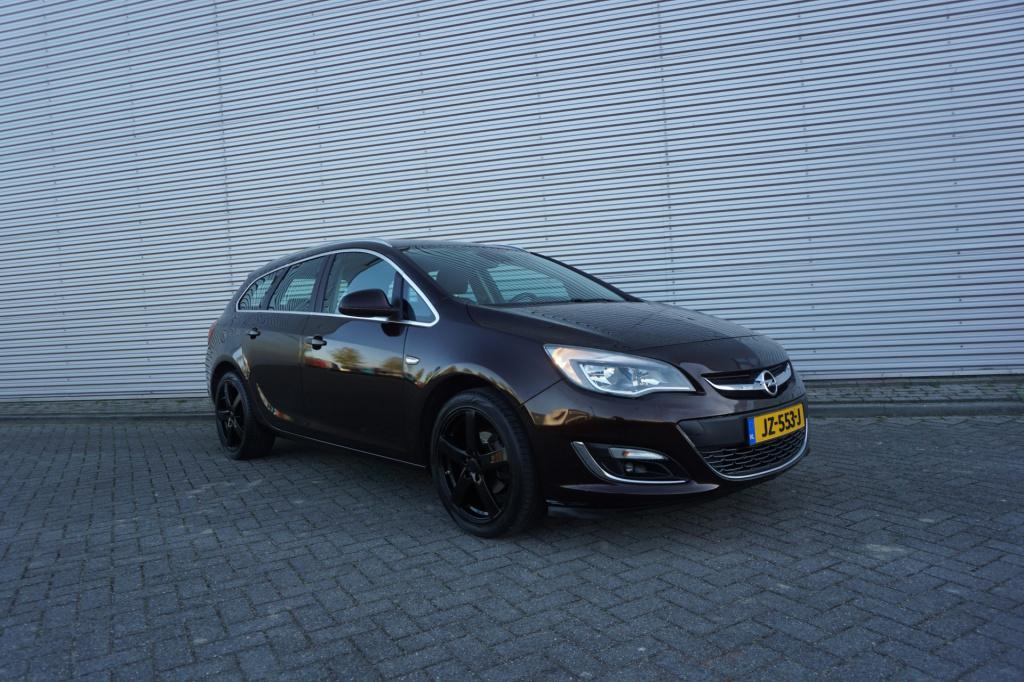 Opel Astra sports tourer 1.4 turbo sport + climate / navi / cruise / camera
