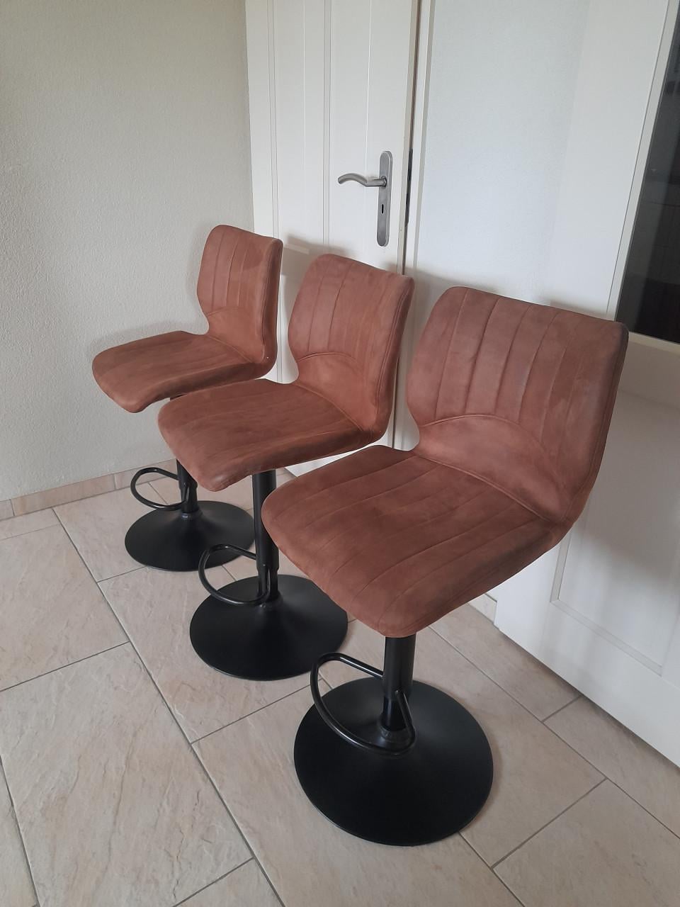 2 Barkrukken (in goede nette staat )  €25 per stuk  In hoogte verstelbaar!