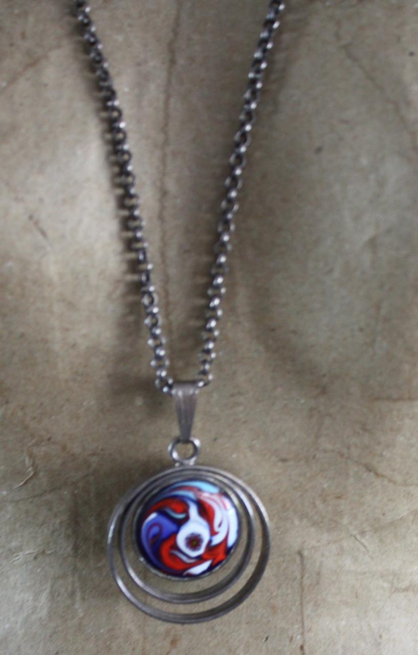 Zilverkleurige ketting met  kleurrijke hanger