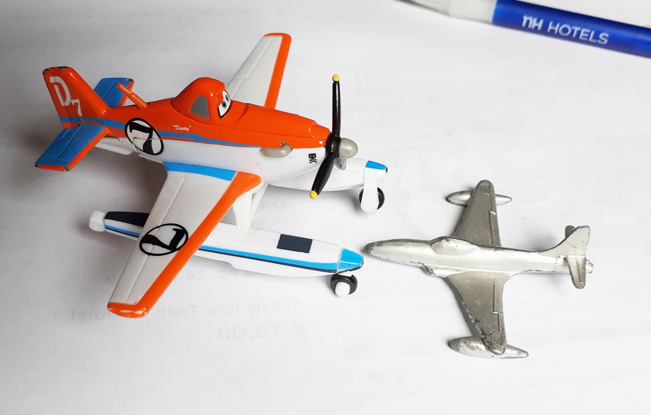 Dinky Toys Shooting Star en een Disney Nr. 7 Plane     