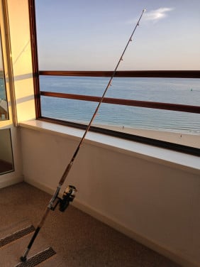 Boothengel met molen voor vissen op zee.