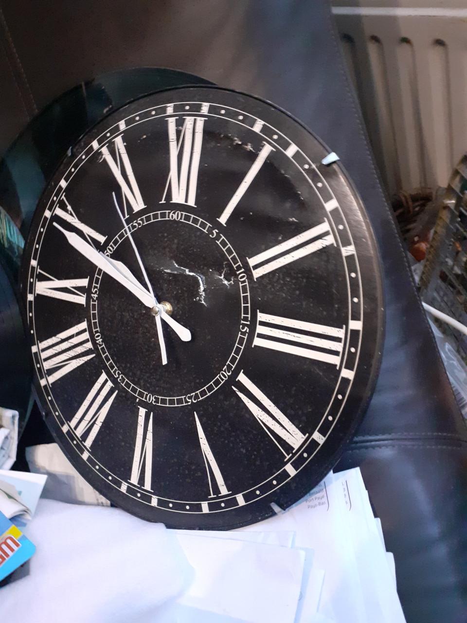 Grote Hangklok met zware koperen gewichten. & Diverse klokken