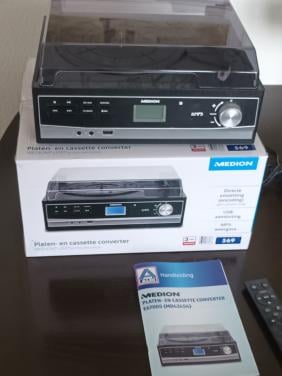 NIEUWE PLATEN EN CASSETTE SPELER