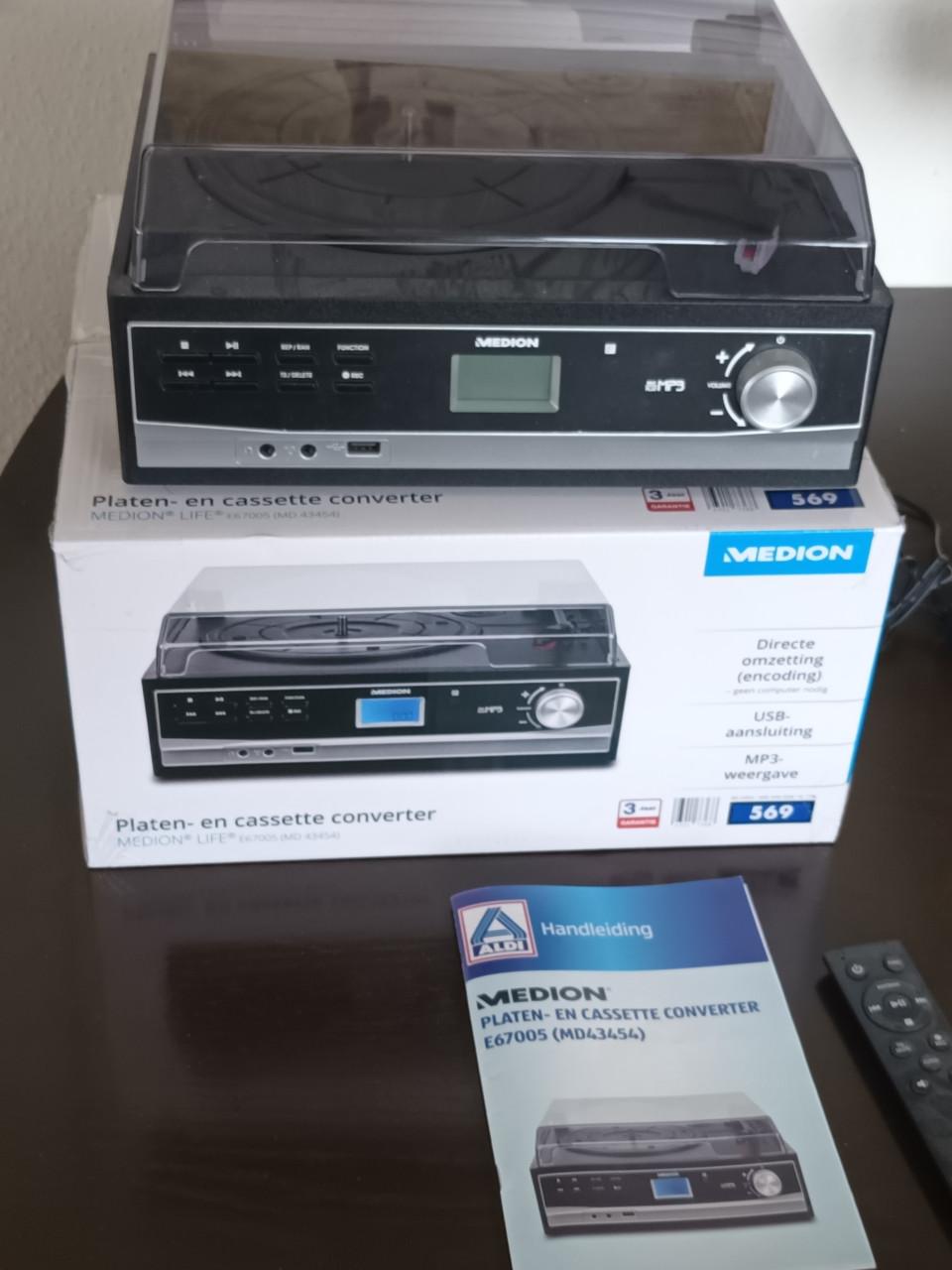 NIEUWE PLATEN EN CASSETTE SPELER