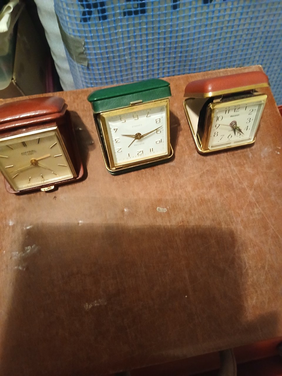 4 REISWEKERS+NIEUWE KLOK