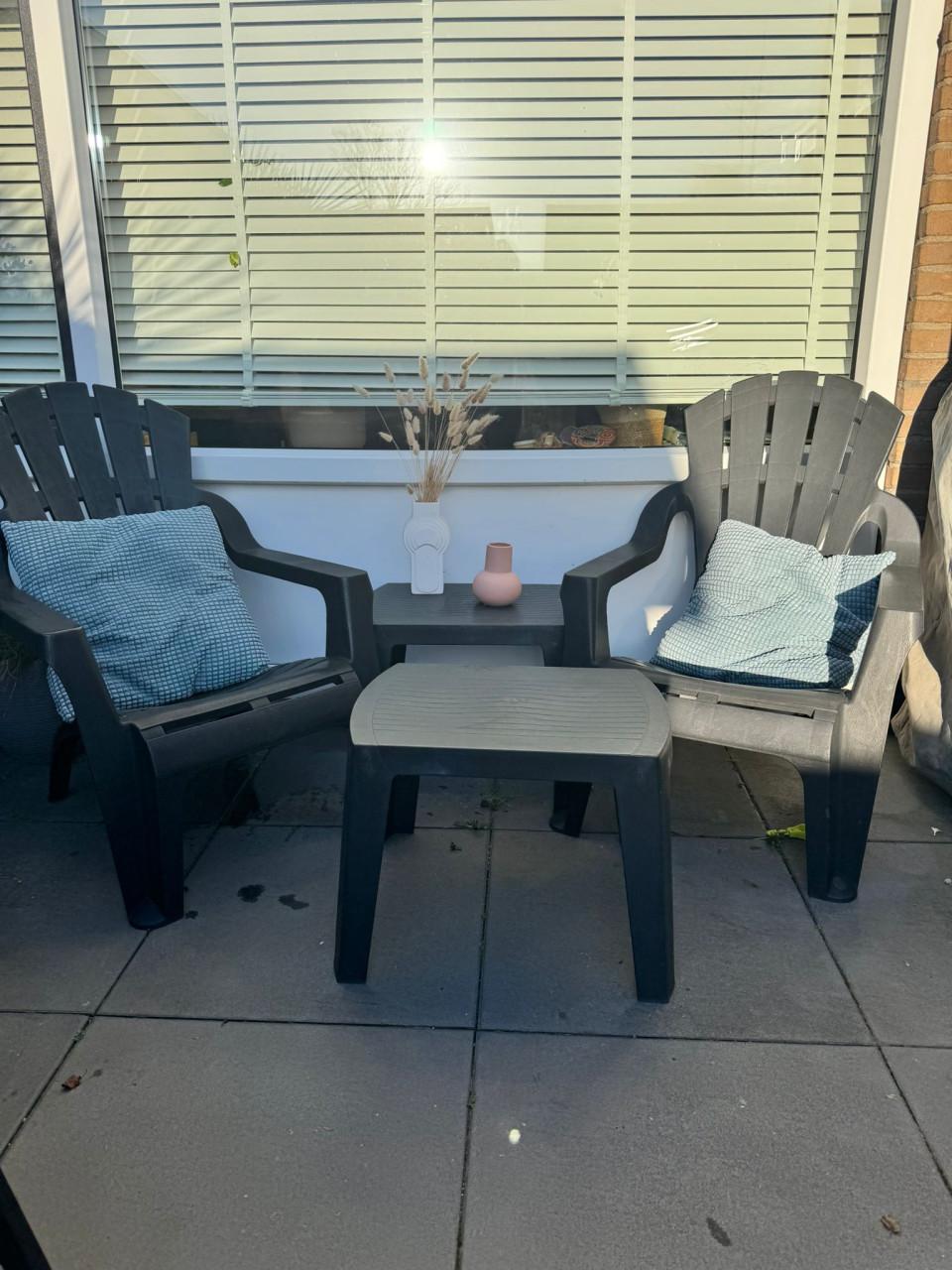 Tuinstoelen met tafeltjes