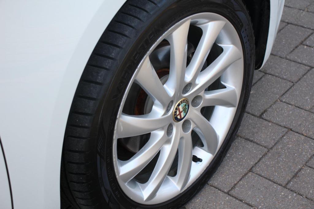 Alfa Romeo Giulietta 1.4 turbo super- sportiva - leer/alcantara - stoelverw