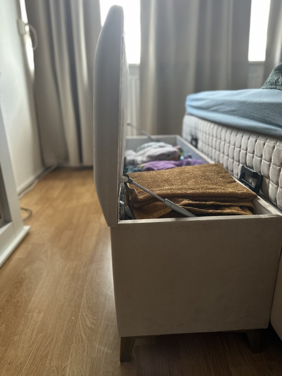 Boxspring Tweepersoons bed  maar 2 jaar oud + nachtkastjes + voetbank