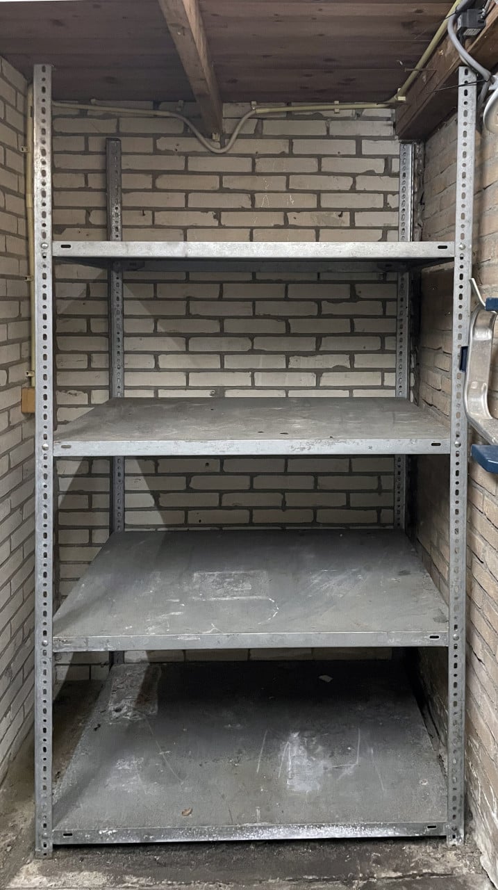 Stalen rek 200 cm hoog 100 cm breed  80 cm diep