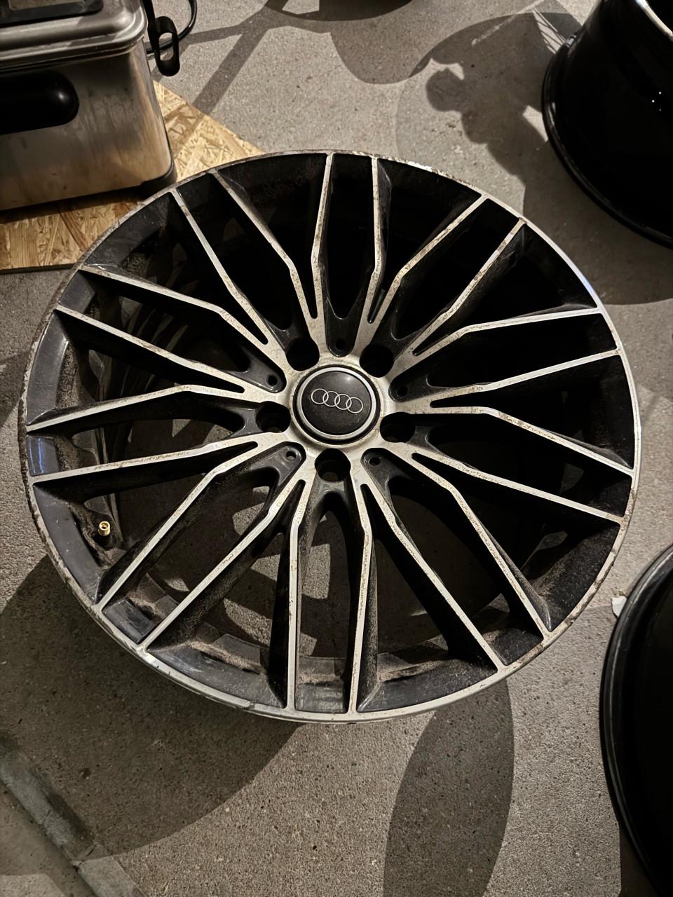 Audi lichtmetalen velgen – set van 4 – opknapper – 1 velg haarscheurtje