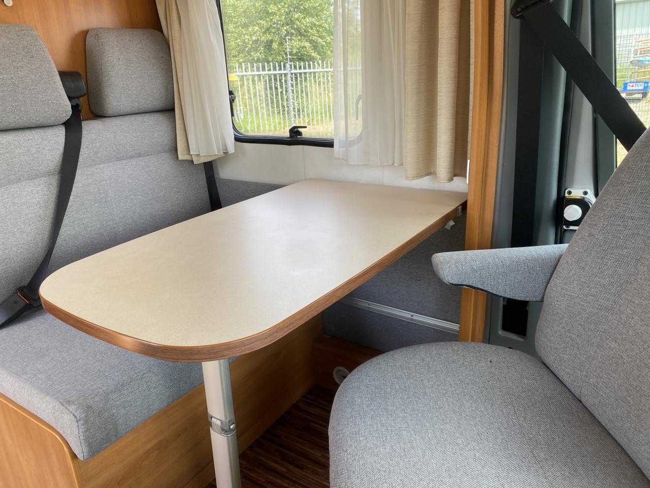 Hymer Van HV562 half-integraal met lengtebedden