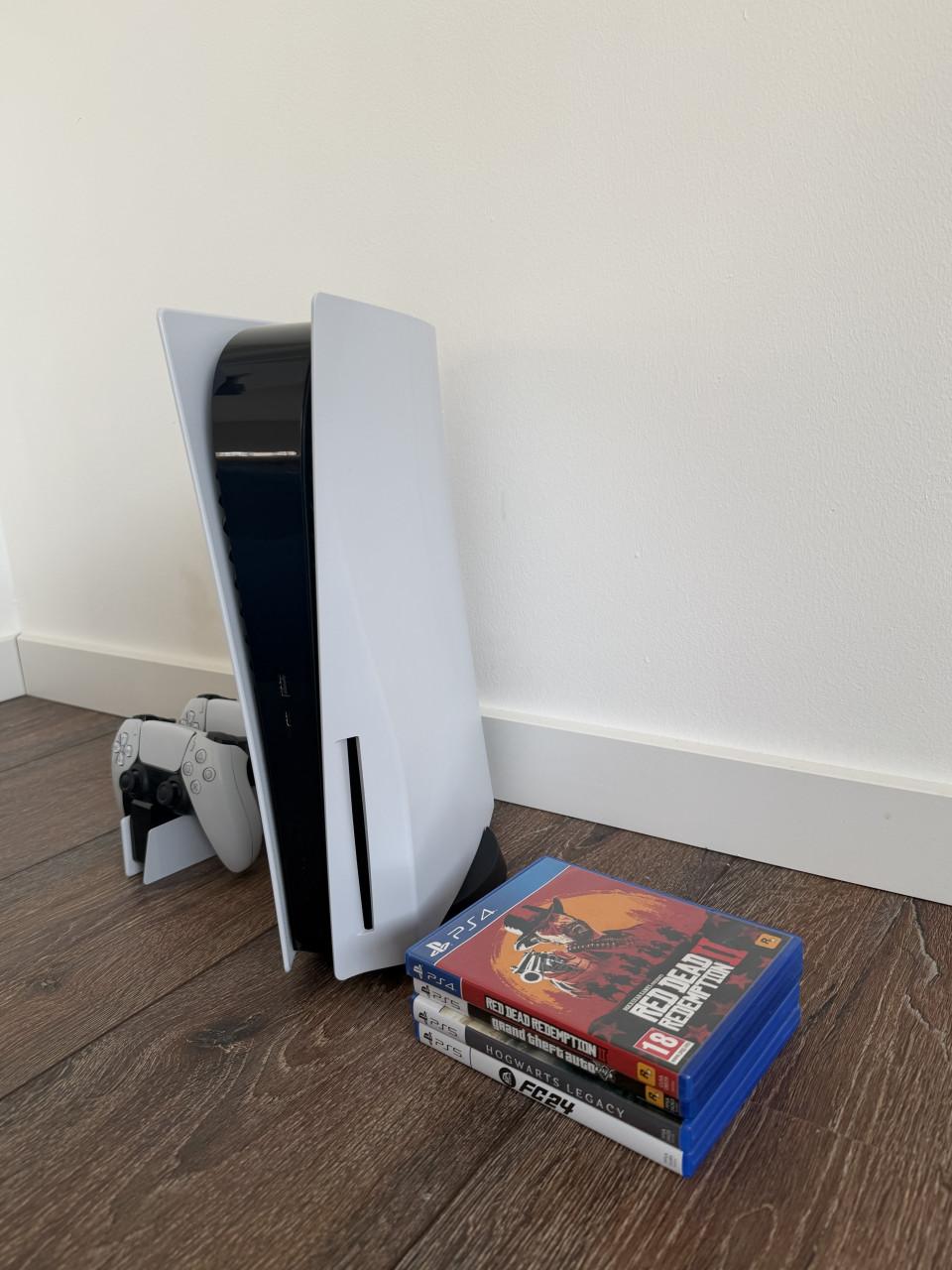 PlayStation 5 Disc Edition + 2 Controllers + Oplaadstation + 4 Games