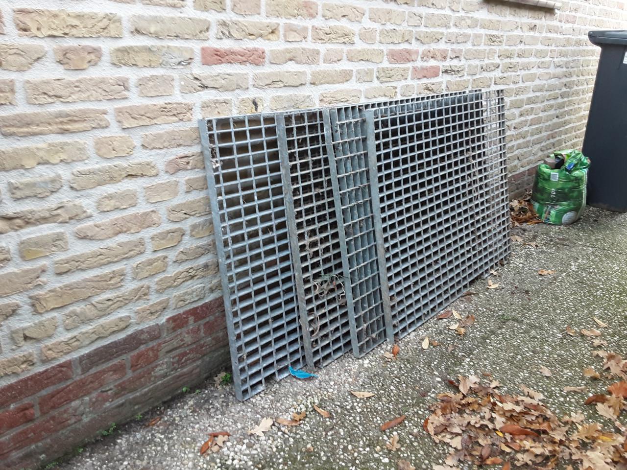 Gegalvaniseerde roosters   4 stuks