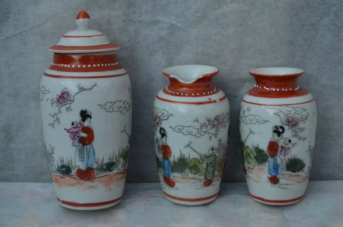 3 Kleine porseleinen vaasjes verm. Chinees.