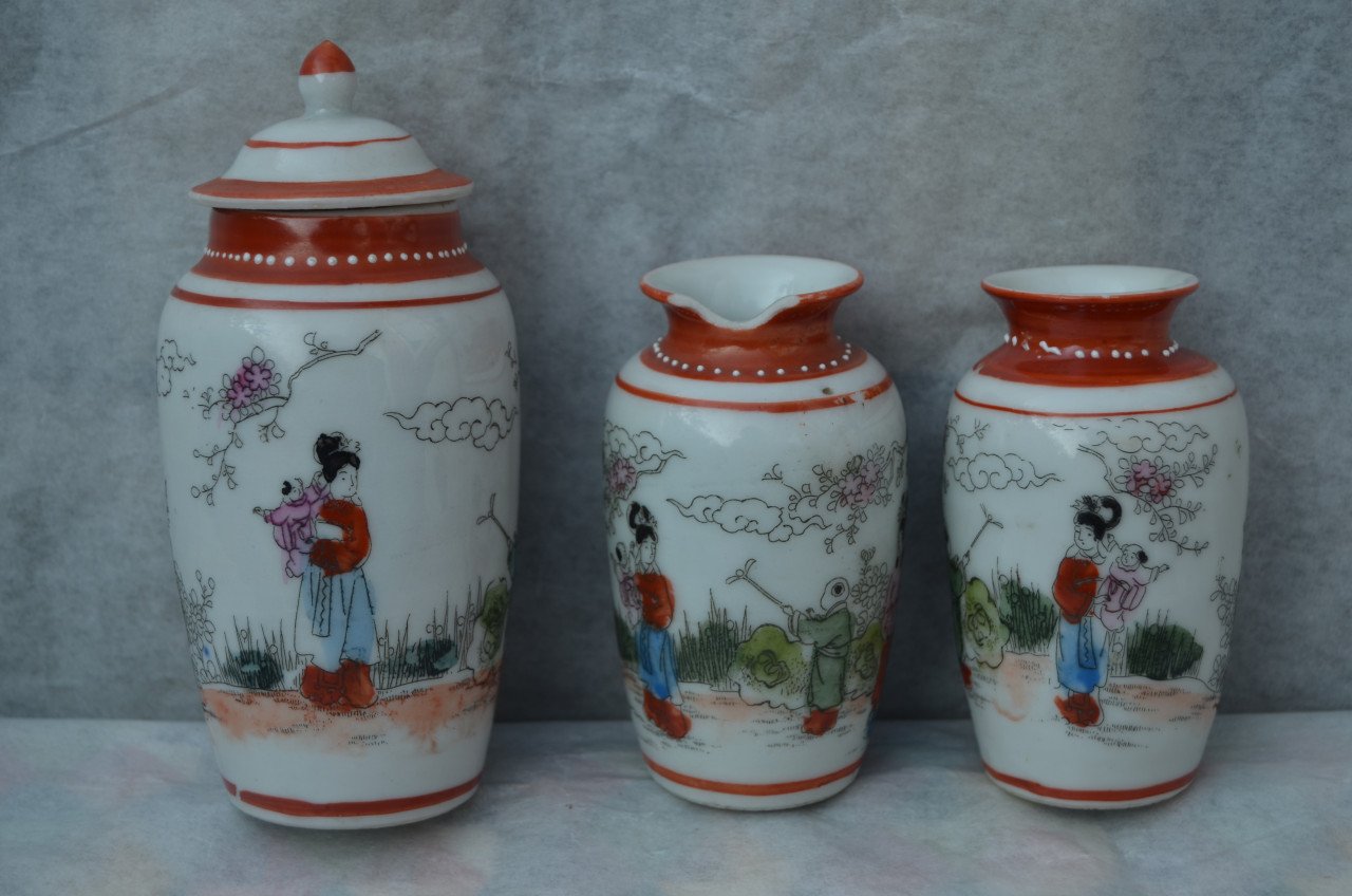 3 Kleine porseleinen vaasjes verm. Chinees.