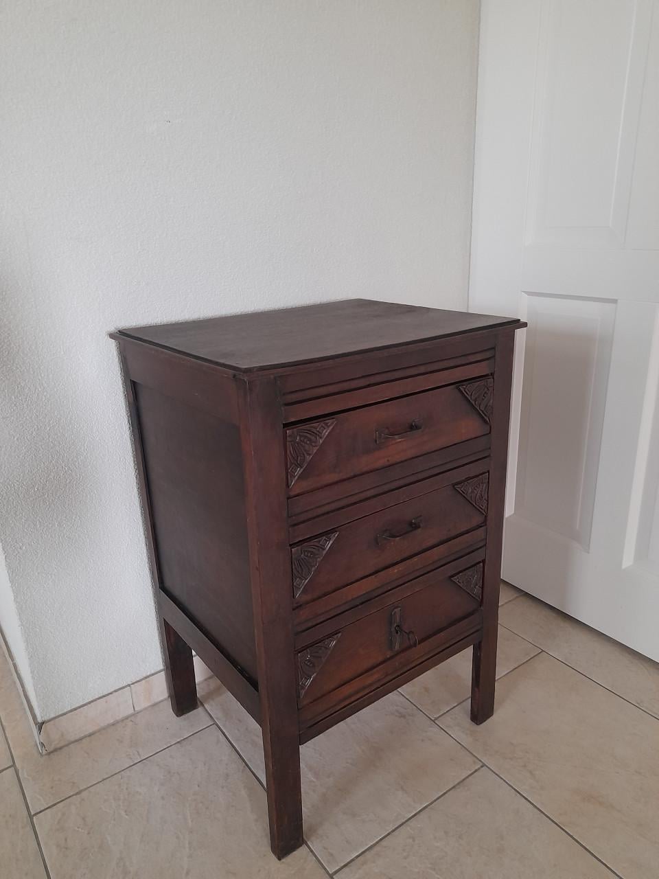 Leuk antiek kastje 42 x 51 x 77 ( in goede staat )