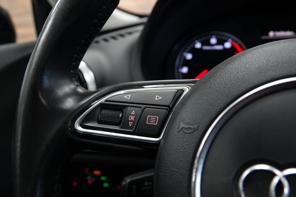 Audi A3 limousine 1.8 tfsi | panorama | leder | camera | pdc |